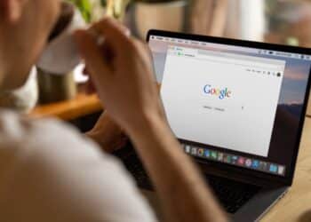 pexels-firmbeecom- étudiant qui fait des recherches - 5 moteurs de recherches pour étudiants