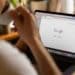 pexels-firmbeecom- étudiant qui fait des recherches - 5 moteurs de recherches pour étudiants