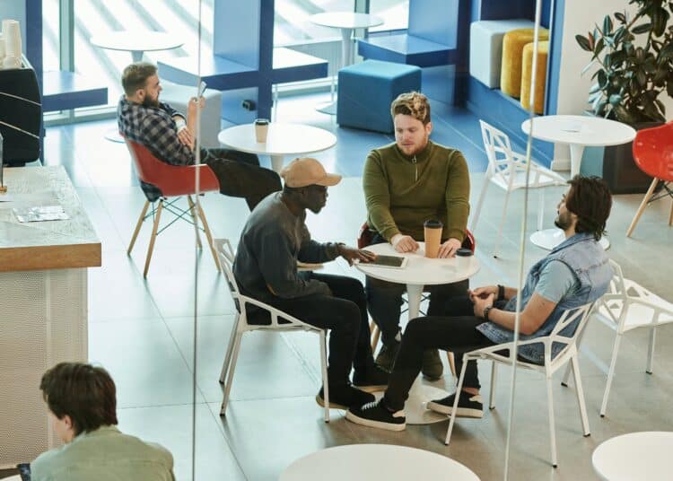 pexels-henri-mathieusaintlaurent- étudiants qui parlent ensemble - 8 résolutions pour ta santé mentale à prendre cette année