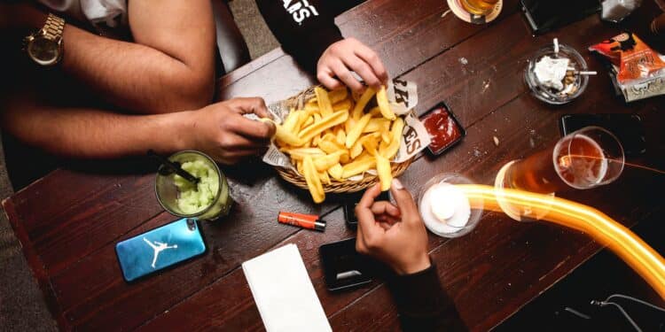 pexels-maor-attias-frites entres amis-6 spécialités belges pour les étudiants qui viennent étudier en Belgique