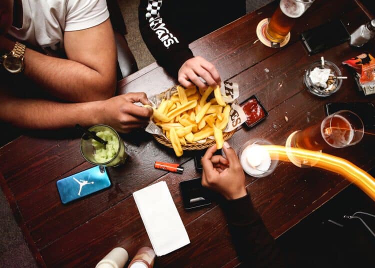 pexels-maor-attias-frites entres amis-6 spécialités belges pour les étudiants qui viennent étudier en Belgique