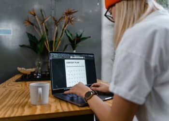pexels-mart-production-personne occupée sur un planning - Comment bien organiser son emploi du temps pour le deuxième quadrimestre ?
