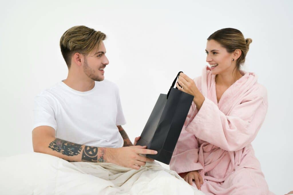 pexels-moose-photos- étudiants qui s'offrent un cadeau - Shopping en ligne vs en magasin quelle est la meilleure option pendant les soldes