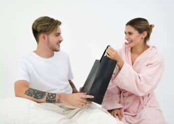 pexels-moose-photos- étudiants qui s'offrent un cadeau - Shopping en ligne vs en magasin quelle est la meilleure option pendant les soldes