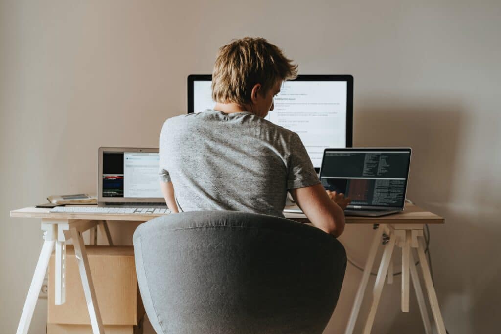 pexels-olia-danilevich-personne qui étudie-Les 5 types de compétences à avoir pour rentrer sur le marché du travail