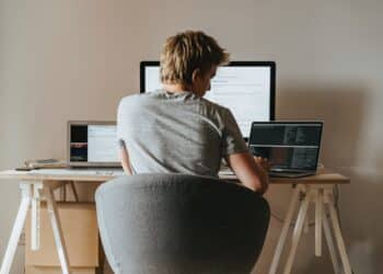 pexels-olia-danilevich-personne qui étudie-Les 5 types de compétences à avoir pour rentrer sur le marché du travail