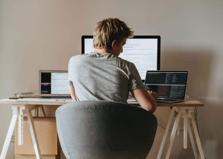 pexels-olia-danilevich-personne qui étudie-Les 5 types de compétences à avoir pour rentrer sur le marché du travail