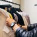 unsplash - charlesdeluvio-étudiant qui fait les soldes - 5 techniques infaillibles pour trouver de bonnes soldes en tant qu'étudiant