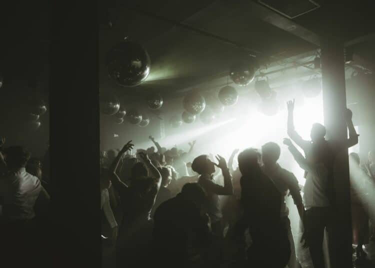 unsplash - kajetan-sumila-swhi80M_Y1g - étudiant qui font la fete - 4 raisons de faire son baptême quand on est étudiant