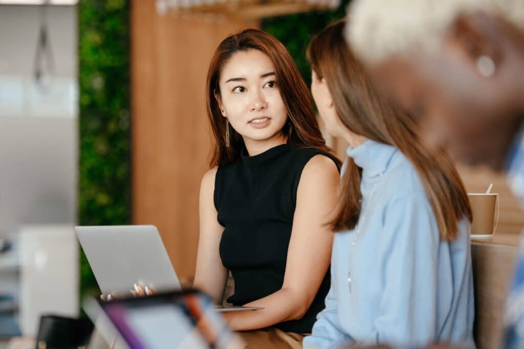 pexels-alexander-suhorucov-Personnes qui parlent entre elles-Les erreurs à ne pas faire lors d’une Job Fair