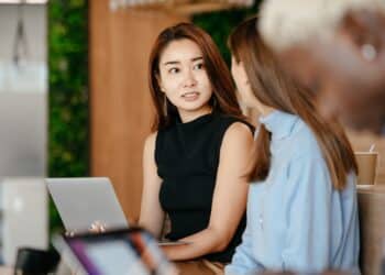 pexels-alexander-suhorucov-Personnes qui parlent entre elles-Les erreurs à ne pas faire lors d’une Job Fair