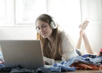 pexels-andrea-piacquadio-Femme avec un casque qui est sur son ordinateur - Comment lancer son podcast ?