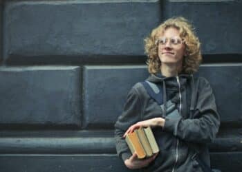 pexels-andrea-piacquadio-étudiant portant des livres-Pourquoi la rhéto est le meilleur moment de ta vie ?