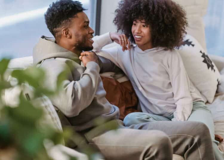 pexels-andres-ayrton-couple discussion - 4 raisons de ne pas avoir honte de parler de moyens de protection