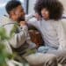 pexels-andres-ayrton-couple discussion - 4 raisons de ne pas avoir honte de parler de moyens de protection
