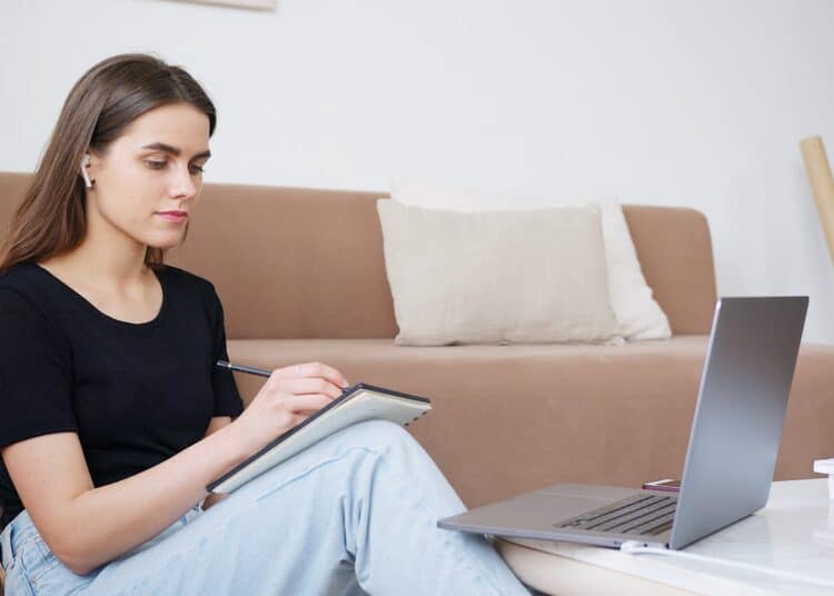 pexels-artem-podrez-personne devant son ordinateur-Retrouver la motivation après des examens ratés