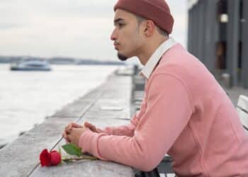 pexels-budgeron-bach-personne avec une rose-4 avantages d’être seul.e à la Saint-Valentin