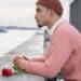 pexels-budgeron-bach-personne avec une rose-4 avantages d’être seul.e à la Saint-Valentin