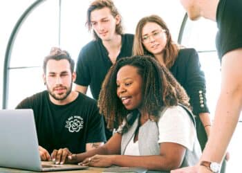 pexels-canva-studio-jeunes autour d'un pc-comment s'acclimater dans un travail de groupe
