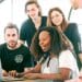 pexels-canva-studio-jeunes autour d'un pc-comment s'acclimater dans un travail de groupe