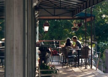 pexels-cassiano-psomas-couple en date sur une terrasse- les must à faire dans un date quand tu es étudiant