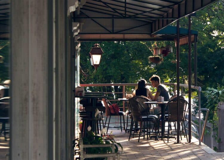 pexels-cassiano-psomas-couple en date sur une terrasse- les must à faire dans un date quand tu es étudiant