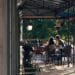 pexels-cassiano-psomas-couple en date sur une terrasse- les must à faire dans un date quand tu es étudiant