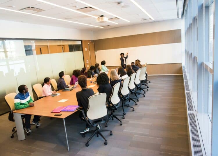 pexels-christina-morillo-personnes qui sont en réunion - comment améliorer ses prises de parole en public quand on est étudiant