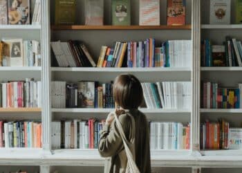 pexels-cottonbro-studio-femme devant une bibliothèque - Les livres de développement personnels à lire si tu es étudiant