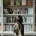 pexels-cottonbro-studio-femme devant une bibliothèque - Les livres de développement personnels à lire si tu es étudiant