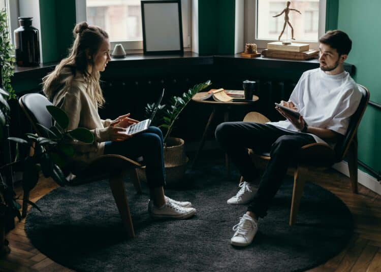 pexels-cottonbro-studio-relation entre deux étudiants - 3 raisons de ne pas avoir honte de parler d’IST