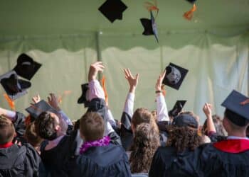 pexels-emily-ranquist-étudiants qui jettent leurs chapeaux - Comment rester motivé jusqu'à l'obtention de ton diplôme