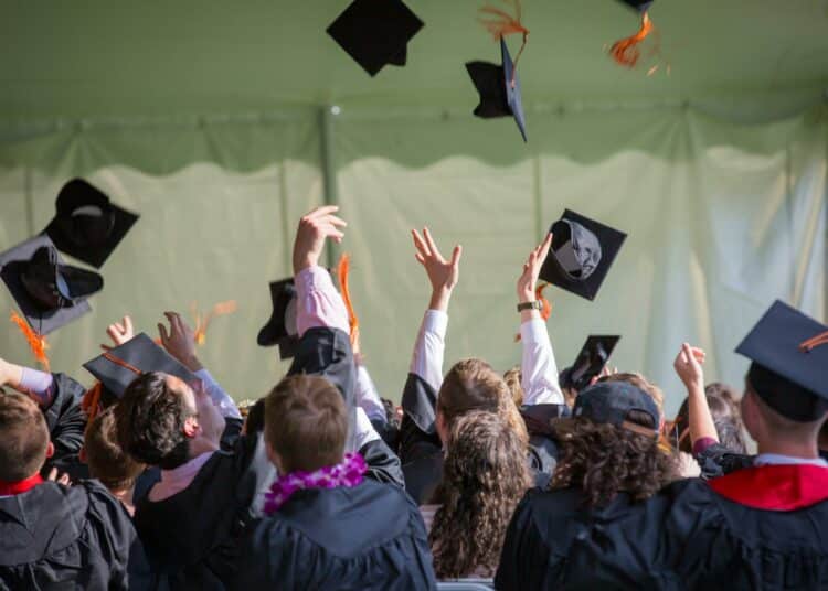 pexels-emily-ranquist-étudiants qui jettent leurs chapeaux - Comment rester motivé jusqu'à l'obtention de ton diplôme
