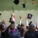 pexels-emily-ranquist-étudiants qui jettent leurs chapeaux - Comment rester motivé jusqu'à l'obtention de ton diplôme