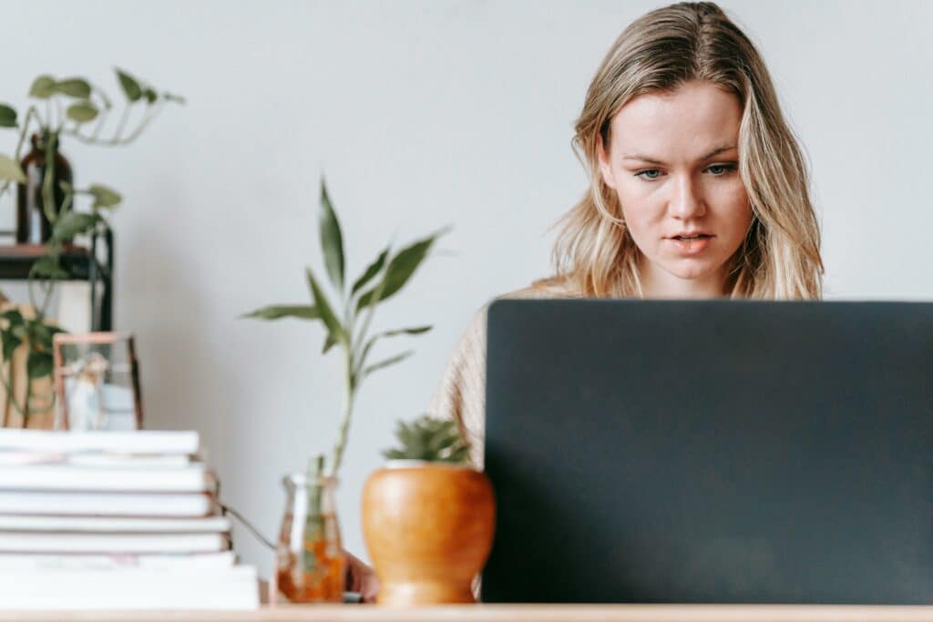 pexels-george-milton-étudiante devant son ordinateur - 4 étapes à suivre après s’être rendu à une Job Fair