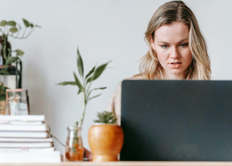 pexels-george-milton-étudiante devant son ordinateur - 4 étapes à suivre après s’être rendu à une Job Fair