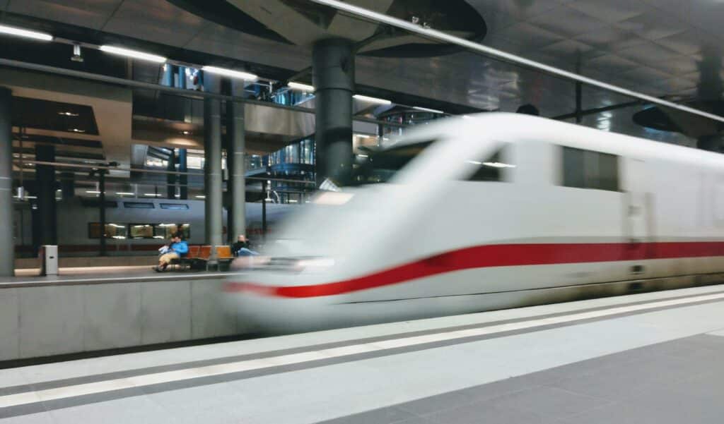 pexels-ingo-joseph-train à grande vitesse en gare-En tant qu'étudiant, comment voyager à prix bas