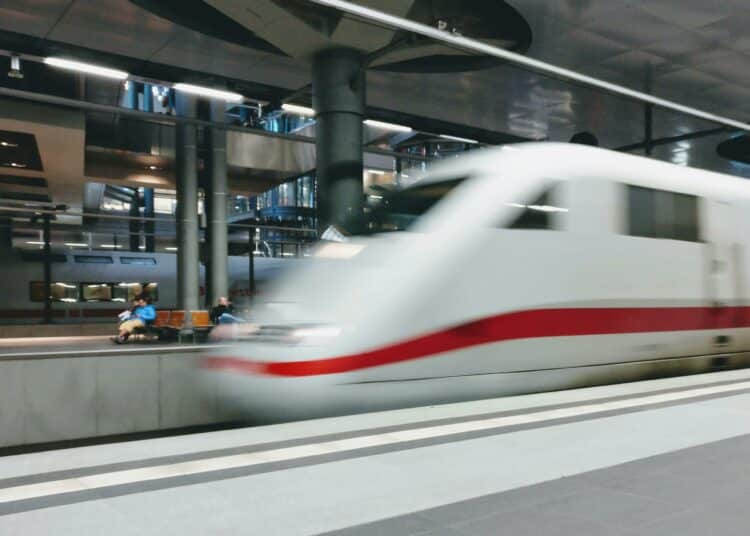 pexels-ingo-joseph-train à grande vitesse en gare-En tant qu'étudiant, comment voyager à prix bas