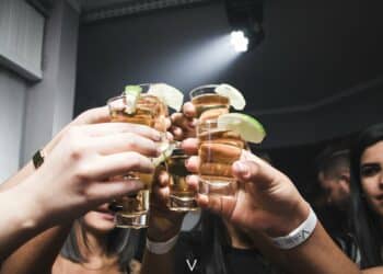pexels-isabella-mendes- ching shoot à une soirée Articles 6 Comment organiser une fête dans ton kot