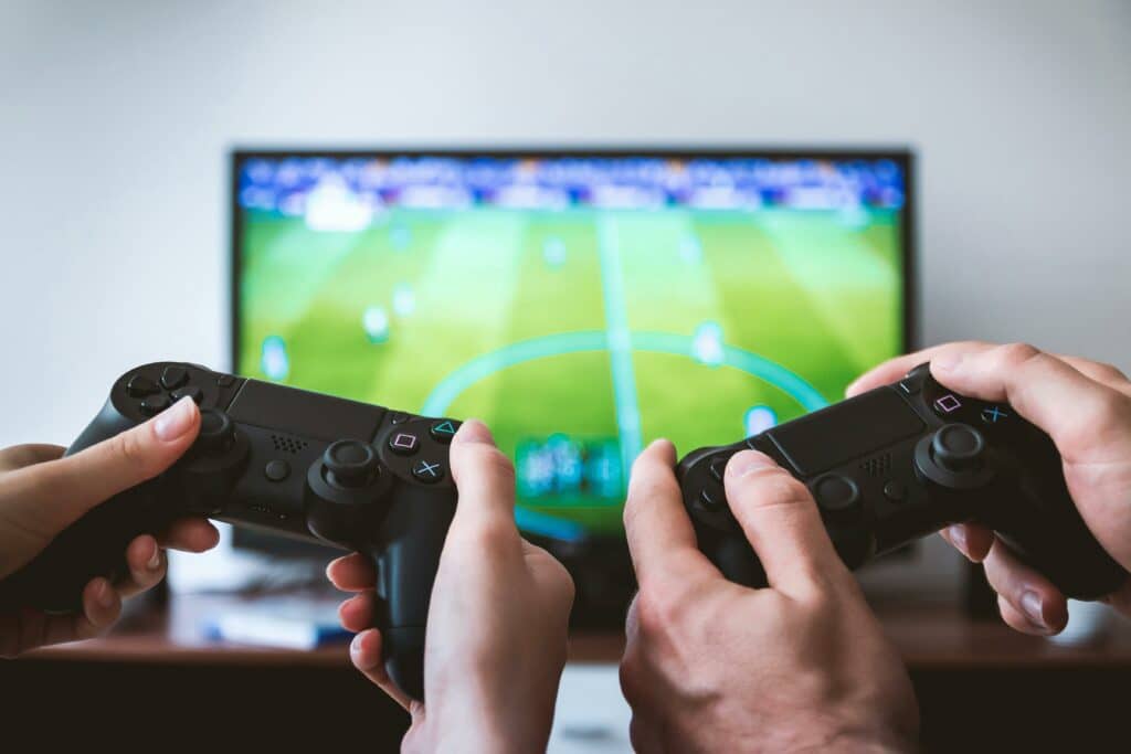 pexels-jeshootscom-jeunes jouant à fifa- article pourquoi l'esport est plus que jamais à la côte