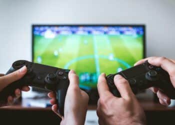 pexels-jeshootscom-jeunes jouant à fifa- article pourquoi l'esport est plus que jamais à la côte