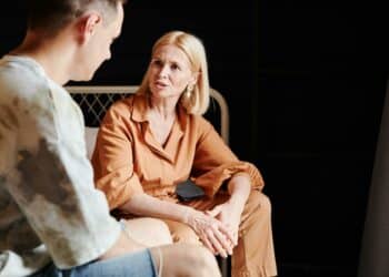pexels-julia-m-cameron- étudiant qui parler à sa mère - Comment dire à tes parents que tu ne veux pas faire d’études
