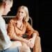 pexels-julia-m-cameron- étudiant qui parler à sa mère - Comment dire à tes parents que tu ne veux pas faire d’études