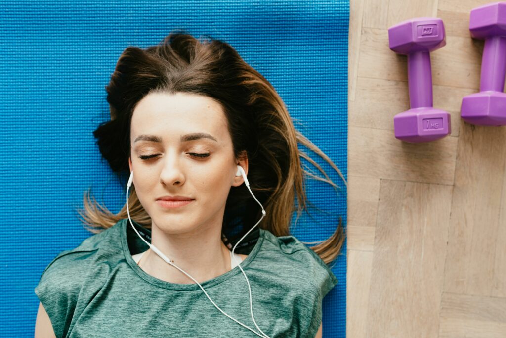 pexels-karolina-grabowska-een-meisje-die-naar-muziek-luistert-tijdens-het-sporten-Redenen-waarom-een-goede-playlist-kan-motiveren-bij-het-sporten-