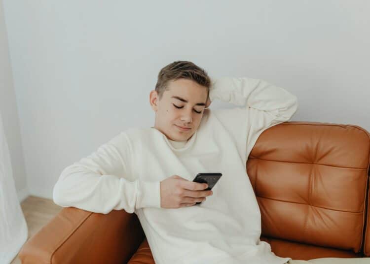 pexels-karolina-grabowska-étudiant sur son tel - Article comment réduire mon temps d'utilisation des rs