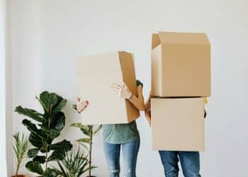 pexels-karolina-grabowska-personnes qui soulèvent des cartons - Astuces et conseils pour trouver ton kot