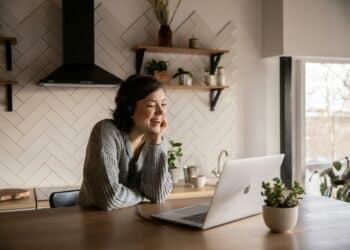 pexels-katrin-bolovtsova-fille sur son ordinateur en train de sourire-5 solutions pour te sentir mieux mentalement durant ta dernière année d’études