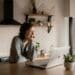 pexels-katrin-bolovtsova-fille sur son ordinateur en train de sourire-5 solutions pour te sentir mieux mentalement durant ta dernière année d’études