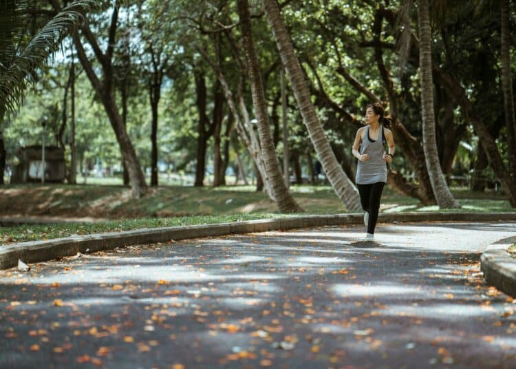 pexels-ketut-subiyanto-étudiante qui court - les meilleurs endroit pour courir à Bruxelles pour les étudiants