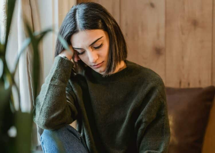 pexels-liza-summer-fille pensive-Savoir quand prendre une pause